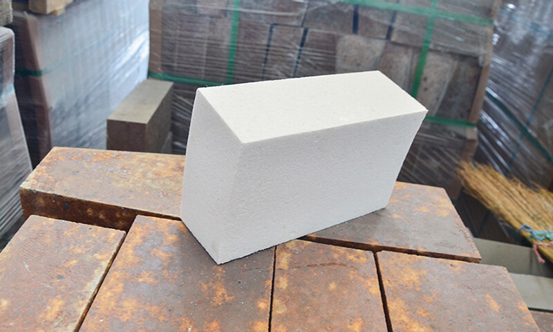 Refractory Products with Mullite as the Main Crystal Phase